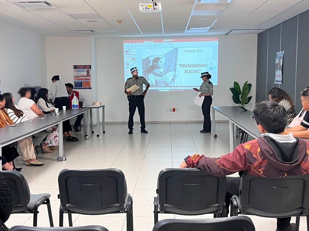 GN_MEXICO_'s tweet photo. ¡Cada acción cuenta para tu seguridad! En #Hidalgo, personal de la #GuardiaNacional impartió pláticas de prevención del delito a personal del sector empresarial en el municipio de Villa de Tezontepec, con objeto de fomentar la cultura de la denuncia y fortalecer vínculos con la población. #LaGuardiaNacionalEstáContigo