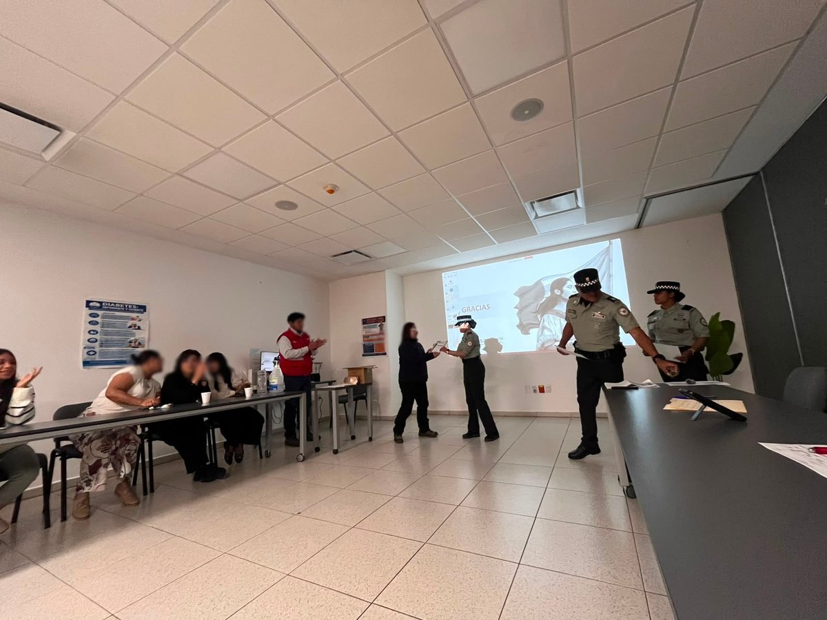 GN_MEXICO_'s tweet photo. ¡Cada acción cuenta para tu seguridad! En #Hidalgo, personal de la #GuardiaNacional impartió pláticas de prevención del delito a personal del sector empresarial en el municipio de Villa de Tezontepec, con objeto de fomentar la cultura de la denuncia y fortalecer vínculos con la población. #LaGuardiaNacionalEstáContigo