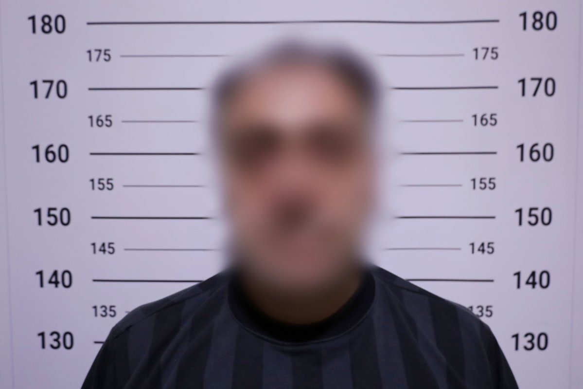 DEDMOISY's tweet photo. نفذ فرع مكافحة المخدرات في مدينة حلب القبض على ثلاثة أشخاص "ي. ح"، "أ. م"، "س. ح" متورطين بتجارة المواد المخدرة، حيث ضبط بحوزتهم نحو 28 كغ من حبوب الكبتاغون المخدرة بما يعادل 160 ألف حبة.

وجاءت العملية بعد كمين محكم نفذ في حي سليمان الحلبي، حيث أصيب أحدهم بكسور جراء سقوطه أثناء محاولته الهروب، ويأتي ذلك ضمن  إطار الجهود المستمرة لمكافحة تجارة المخدرات وترويجها في المدينة، حيث تمت إحالتهم جميعاً إلى القضاء المختص لاستكمال التحقيقات واتخاذ الإجراءات القانونية اللازمة بحقهم أصولاً.

#وزارة_الداخلية_السورية 
#إدارة_مكافحة_المخدرات