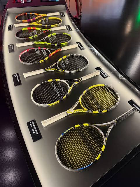 racketman444's tweet photo. ラファエル・ナダルのラケットミュージアムめっちゃ参考になる。スペインの行きたいところがどんどん増えていく🇪🇸 https://t.co/filCcWvyF9