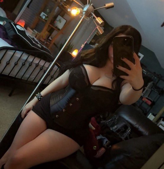 Heala321's tweet photo. My irl. Blow up her posts with dirty comments #irl #wankchat #cumtribute https://t.co/zYiQ8pUEQ6