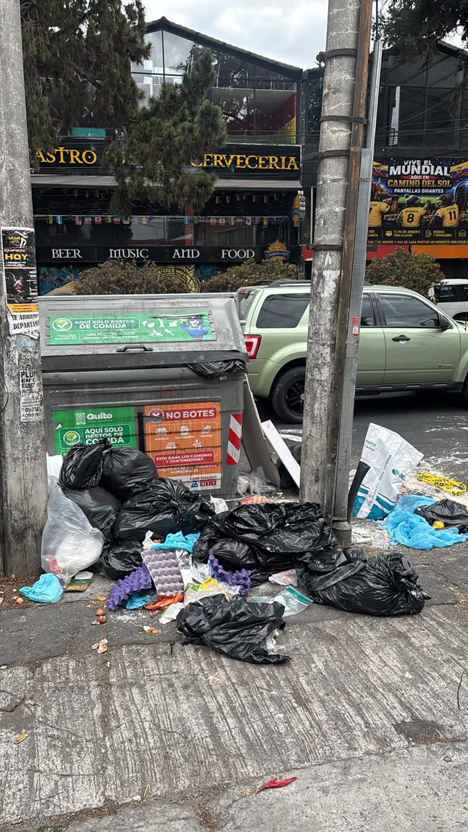 AnacRomero7's tweet photo. Esta es la situación que vivimos a diario en la Av. Real Audiencia. El 01 de julio me asignaron el ticket #101488, mediante el cual solicité que este contenedor sea reubicado y no hubo respuesta. Cuánto más hay que esperar para una solución? Qué asco @EmAseoQuito  @pabelml https://t.co/x3FVANUFVs