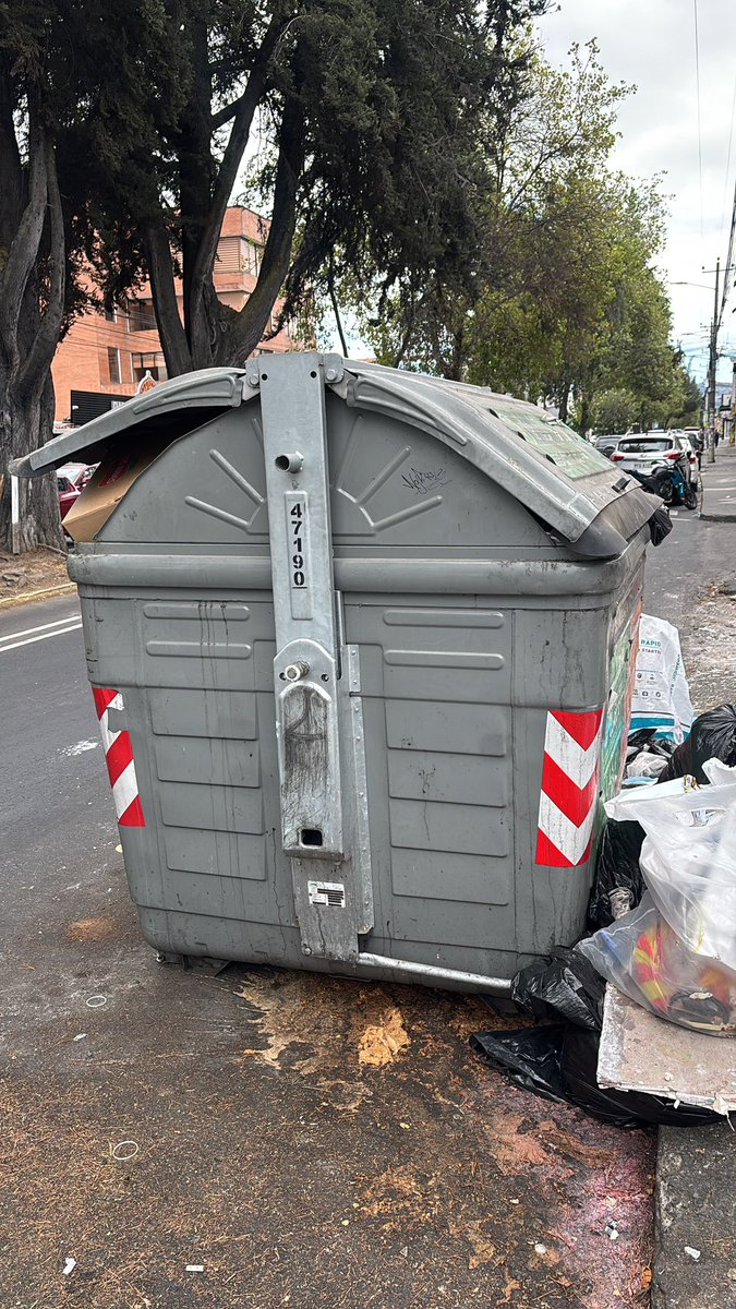 AnacRomero7's tweet photo. Esta es la situación que vivimos a diario en la Av. Real Audiencia. El 01 de julio me asignaron el ticket #101488, mediante el cual solicité que este contenedor sea reubicado y no hubo respuesta. Cuánto más hay que esperar para una solución? Qué asco @EmAseoQuito  @pabelml https://t.co/x3FVANUFVs