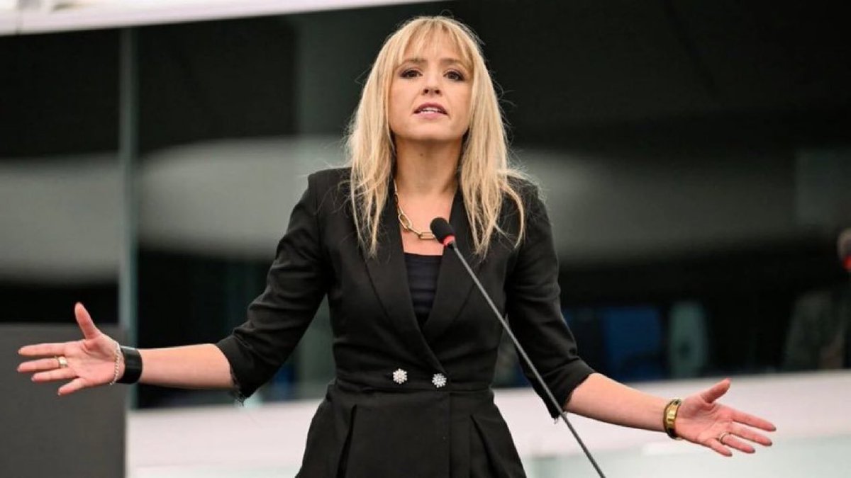 AntiWokeMemes's tweet photo. 🇮🇹 Italian MEP Silvia Sardone called for a BAN on taking kids on SCHOOL trips to Muslim Islamic MOSQUES.

Do you support this?

A. YES
B. NO https://t.co/6UGKxNpMqF