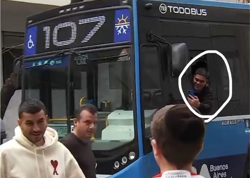 Ramonista_'s tweet photo. Con todo quilombo que hubo entre él y Coudet, Juanfer fue apartado del plantel y ahora se gana la vida como chofer del 107. https://t.co/XPcnMTtMmJ