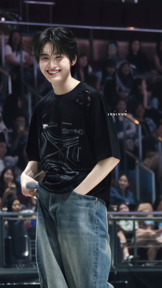MmayyB_'s tweet photo. ยิ้มหวานเชียว🥺

#AAashirakorn
#BUS_LIGHTASONE
#BUS_LIGHTASONE_D1 https://t.co/2W1ErJFA40