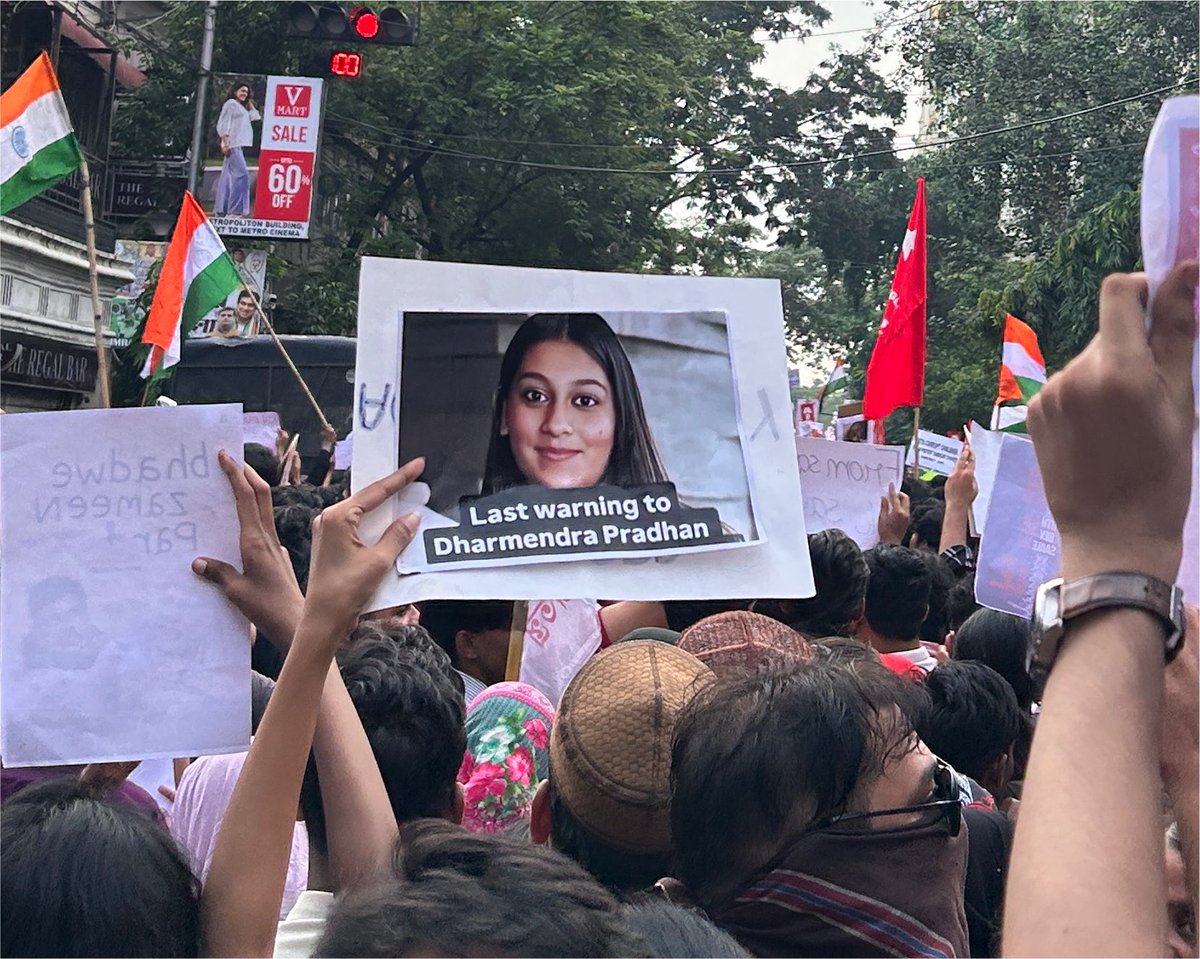 ImAbhishek7_'s tweet photo. Siya Goyal in Kolkata protest rally 😭😭😭 https://t.co/fl8cYdx8ui