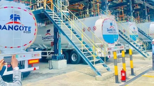poaenglish's tweet photo. Dangote Refinery Raises $2.5B!
#Dangote Refinery completes historic $2.5B private equity placement, believed to be #Africa’s largest ever. A massive win for #DPRP & huge vote of investor confidence in its growth strategy. Read More: https://t.co/gNs6pjrnkt
#PulseofAfrica #POA https://t.co/3xiIyjPiiO