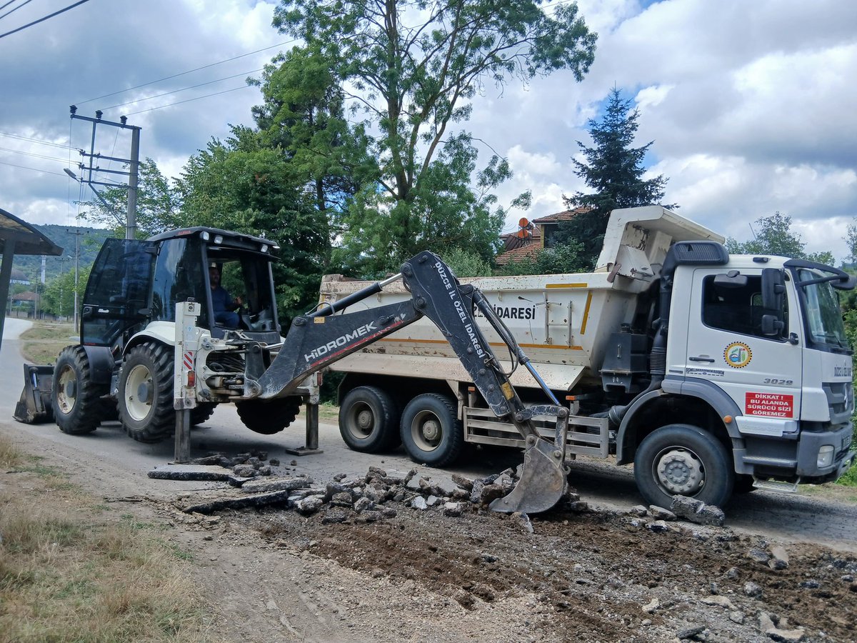 ozelidareduzce's tweet photo. 📍Gümüşova / Elmacık 

Gümüşova ilçemize bağlı elmacık  köyünde  asfalt yama çalışmalarımıza devam ediyoruz. 🚧🛣️

Yürüttüğümüz çalışmalarla yol yüzeyindeki bozulmaları gidererek ulaşımı daha güvenli ve konforlu hale getirmeyi amaçlıyoruz.

Kırsal bölgelerimizde ulaşım altyapısını güçlendirmeye yönelik çalışmalarımıza program dâhilinde aralıksız devam ediyoruz👷‍♂️🚜