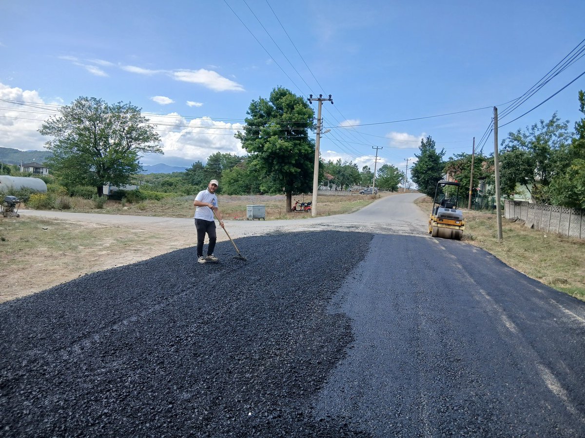 ozelidareduzce's tweet photo. 📍Gümüşova / Elmacık 

Gümüşova ilçemize bağlı elmacık  köyünde  asfalt yama çalışmalarımıza devam ediyoruz. 🚧🛣️

Yürüttüğümüz çalışmalarla yol yüzeyindeki bozulmaları gidererek ulaşımı daha güvenli ve konforlu hale getirmeyi amaçlıyoruz.

Kırsal bölgelerimizde ulaşım altyapısını güçlendirmeye yönelik çalışmalarımıza program dâhilinde aralıksız devam ediyoruz👷‍♂️🚜
