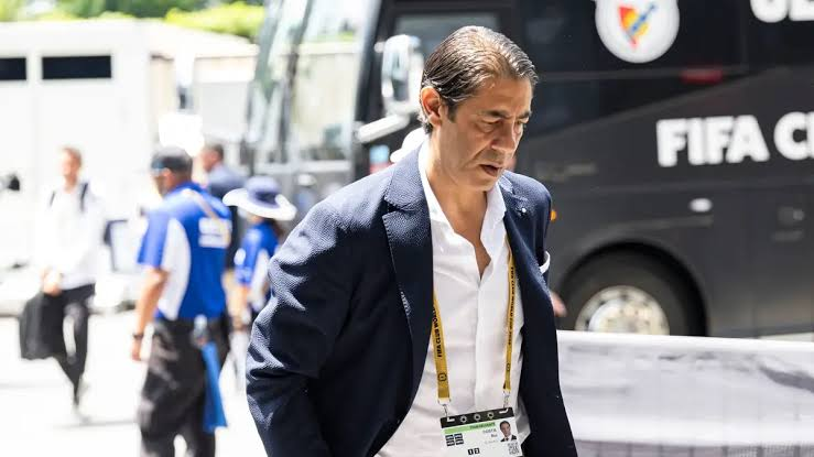OFuraRedes's tweet photo. Era evidente desde há muitos, muitos anos que Rui Costa não tinha perfil para ser Presidente do Benfica, olhando para todas as funções que o cargo exige, mas confesso que não esperava um desempenho tão mau em termos de contratações e das decisões ligadas ao futebol em si. 

Podia aqui falar da gestão horrível que tem feito dos seus treinadores mas quero ir a um dos grandes problemas que é a total aleatoriedade do perfil que se escolhe para substituir atletas titulares que estavam com algum rendimento. Claro que não há jogadores clones mas a mudança de perfil logo que há uma saída de um titular para um jogador com características totalmente diferentes é clara e assustadora.

Sai Grimaldo - substituto Bernat e Jurásek

Sai Gonçalo Ramos - Artur Cabral

Enzo Fernández - Chiquinho e depois Kokçu

David Neres - Kerem Aktürkoğlu

Carreras - Obrador e Dahl

Di María - Lukebakio

João Neves - Renato Sanches

Parece que saindo Schjelderup - substituto é Kamiński

É que não há ponta por onde se pegue. São perfis completamente diferentes.
Amadorismo puro.