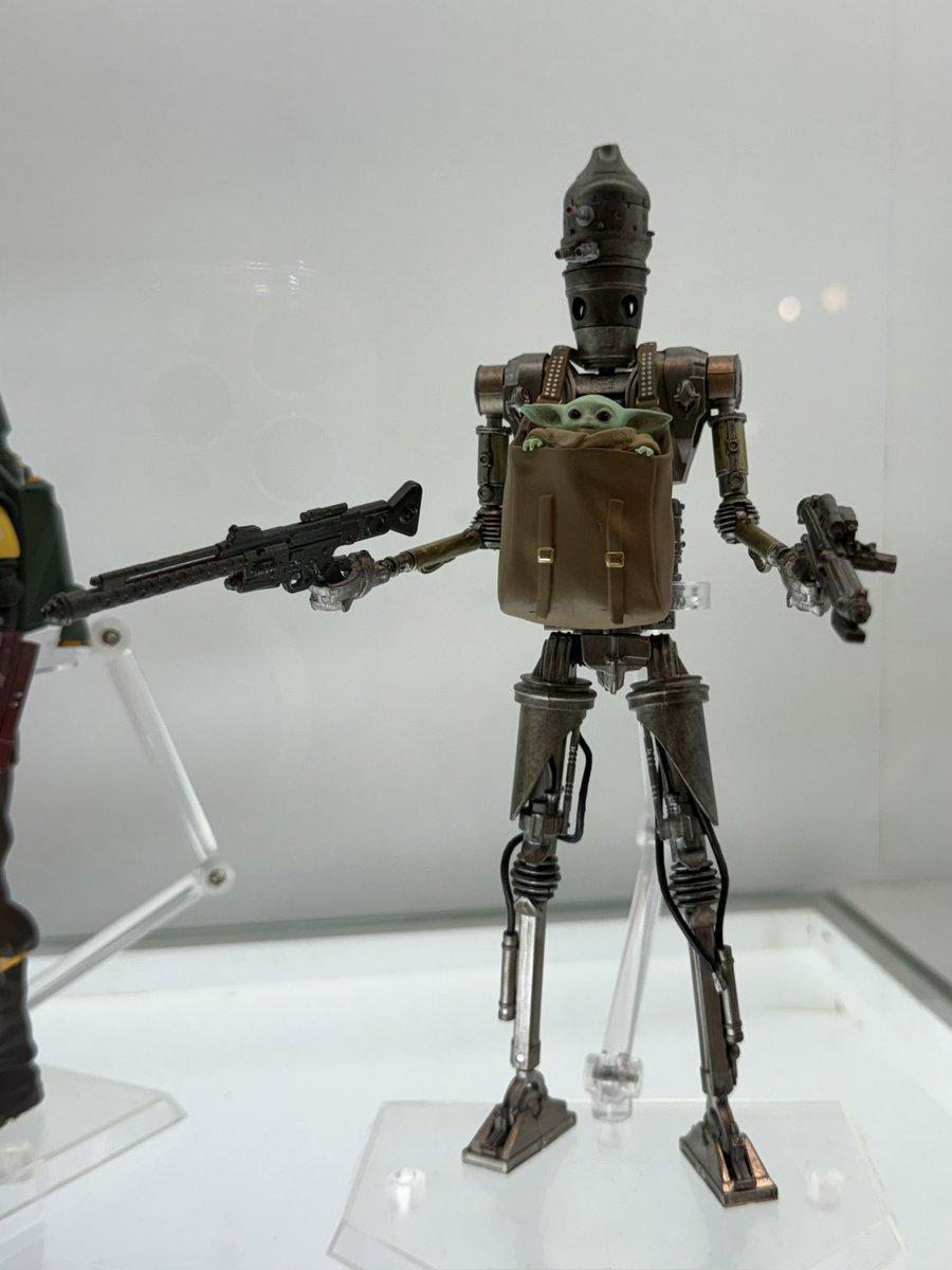 shimourachan's tweet photo. 『MEDICOM TOY 30th ANNIVERSARY EXHIBITION』にて展示されているグローグー…かわいすぎんか！？！？！？！？ https://t.co/O3l3n6KVAL