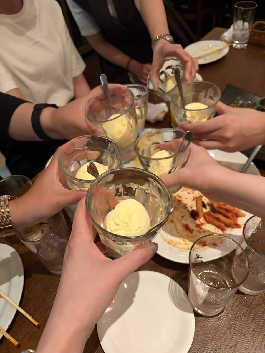 a_circus's tweet photo. 女子会したああああ
上司からのサプライズアイスうめえええええ https://t.co/0DSykfnKB0