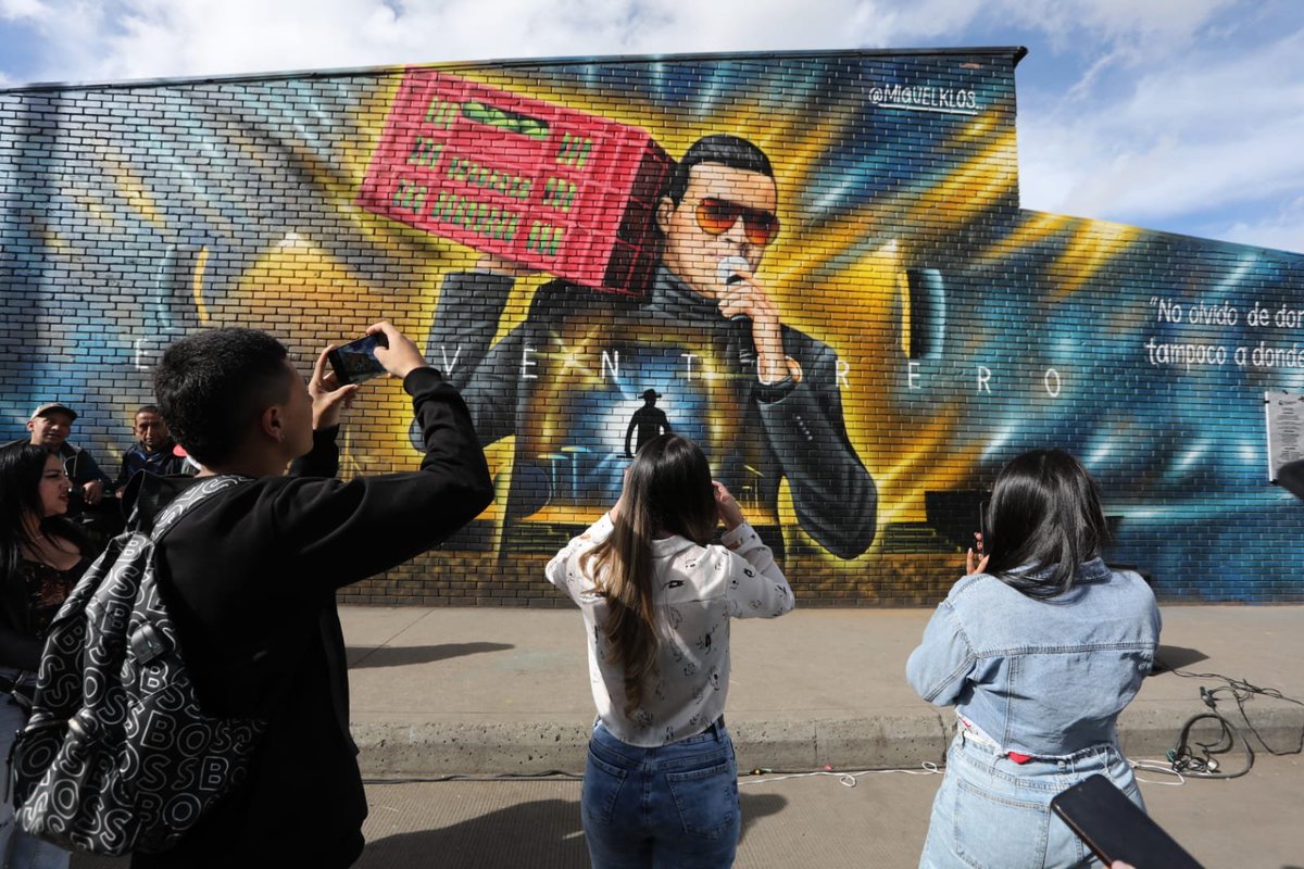 ELTIEMPO's tweet photo. 🔴 En Corabastos fue inaugurado un nuevo mural en honor a Yeison Jiménez, como reconocimiento de comerciantes de la central mayorista al artista y a su trayectoria. La obra fue presentada en el marco del mes de aniversario de Corabastos y del cumpleaños del cantante, resaltando sus raíces y el vínculo que mantiene con este emblemático lugar de la ciudad.

El homenaje recuerda los inicios del intérprete de música popular, quien en su juventud trabajó en Corabastos cargando bultos y vendiendo aguacates antes de convertirse en una de las figuras más destacadas del género. El evento contó con la participación de varios artistas invitados, entre ellos los cantantes Alan Ramírez y Francy, quienes se sumaron a la celebración.

Foto : @Miltondiazfoto / El Tiempo