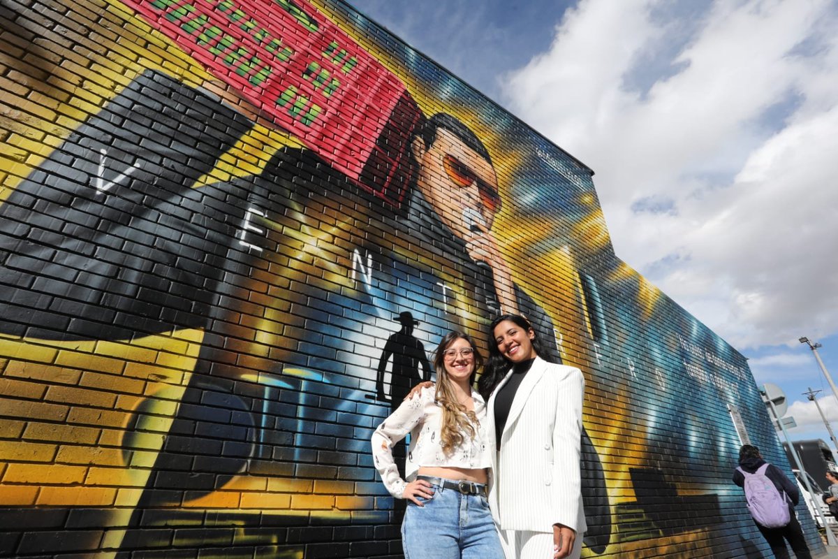 ELTIEMPO's tweet photo. 🔴 En Corabastos fue inaugurado un nuevo mural en honor a Yeison Jiménez, como reconocimiento de comerciantes de la central mayorista al artista y a su trayectoria. La obra fue presentada en el marco del mes de aniversario de Corabastos y del cumpleaños del cantante, resaltando sus raíces y el vínculo que mantiene con este emblemático lugar de la ciudad.

El homenaje recuerda los inicios del intérprete de música popular, quien en su juventud trabajó en Corabastos cargando bultos y vendiendo aguacates antes de convertirse en una de las figuras más destacadas del género. El evento contó con la participación de varios artistas invitados, entre ellos los cantantes Alan Ramírez y Francy, quienes se sumaron a la celebración.

Foto : @Miltondiazfoto / El Tiempo