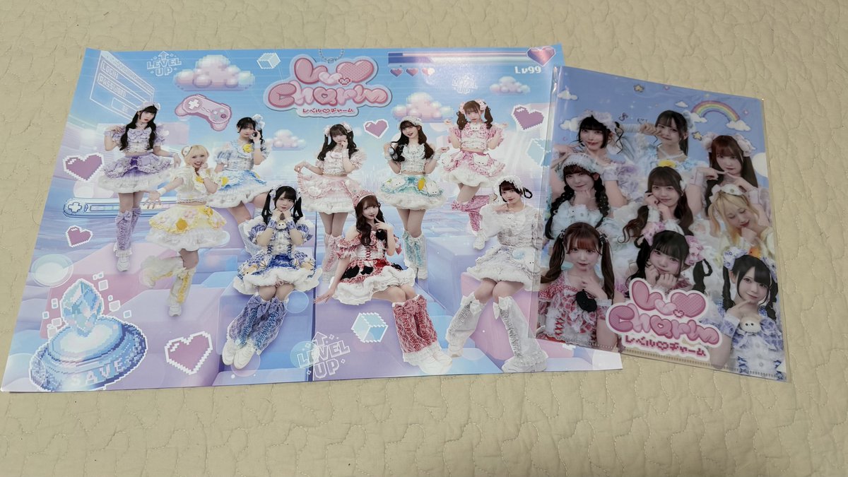 C4Rmr's tweet photo. ９人全員が写ったグッズは多くはないから、レベチャくじのポスターとクリアファイルがすごっく嬉しい☺️💖ポスターは絶対折れないように‼︎厚紙で筒作ってもってきた✂️綺麗に持ち帰れたぜ‼︎💃🏻✨✨
レベチャのみんなが大好き
🩷💛🤍💙💜💗💚❤️🩵 https://t.co/vz5jHqsCQl