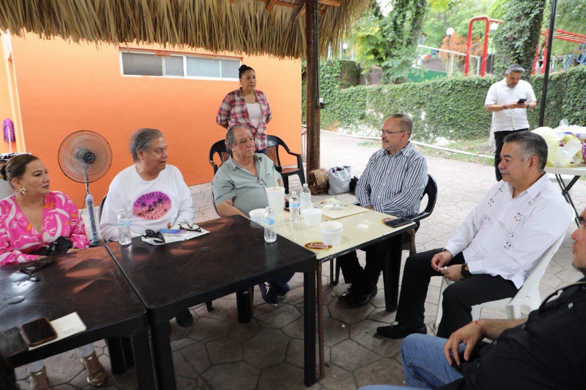 SNTE21's tweet photo. #UnoSomosTodos🙋‍♀️
#TodosSomosUno🙋‍♂️

El Mtro. José Francisco Martínez Calderón, Secretario General de la Sección 21 del SNTE, acompañó al Mtro. Pedro Caballero Hernández, Presidente Colegiado de la FEDESSP Nuevo León, en la reunión de trabajo celebrada en la Posada Magisterial https://t.co/8Uo5QwsnzE
