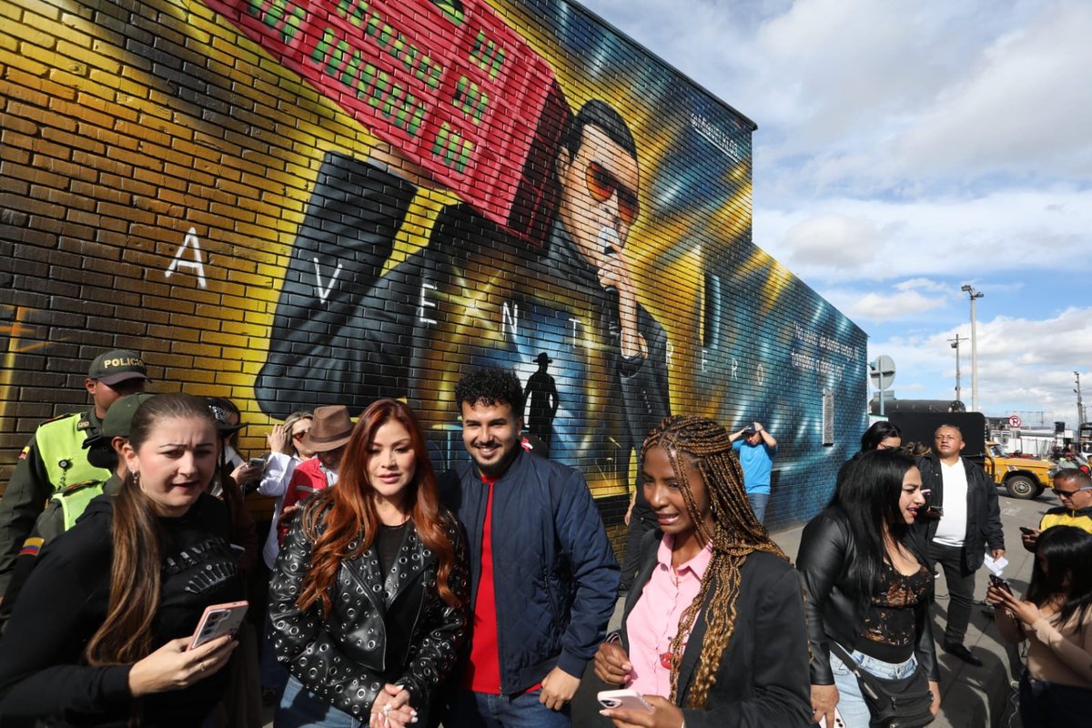 ELTIEMPO's tweet photo. 🔴 En Corabastos fue inaugurado un nuevo mural en honor a Yeison Jiménez, como reconocimiento de comerciantes de la central mayorista al artista y a su trayectoria. La obra fue presentada en el marco del mes de aniversario de Corabastos y del cumpleaños del cantante, resaltando sus raíces y el vínculo que mantiene con este emblemático lugar de la ciudad.

El homenaje recuerda los inicios del intérprete de música popular, quien en su juventud trabajó en Corabastos cargando bultos y vendiendo aguacates antes de convertirse en una de las figuras más destacadas del género. El evento contó con la participación de varios artistas invitados, entre ellos los cantantes Alan Ramírez y Francy, quienes se sumaron a la celebración.

Foto : @Miltondiazfoto / El Tiempo