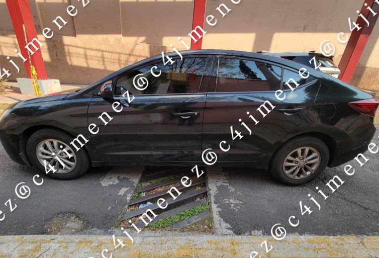 c4jimenez's tweet photo. RATA de CASAS
Mauricio Chávez 
Anda con una banda ligada con robos en @AlcaldiaMHmx @cuajimalpa_gob @TuAlcaldiaGAM @BJAlcaldia 
Agentes de Inteligencia de @SSC_CDMX lo hallaron en uno de los autos detectados en los robos.
Ya está detenido.
Si lo ubica, denuncie en @FiscaliaCDMX https://t.co/LjN1JuqFR9
