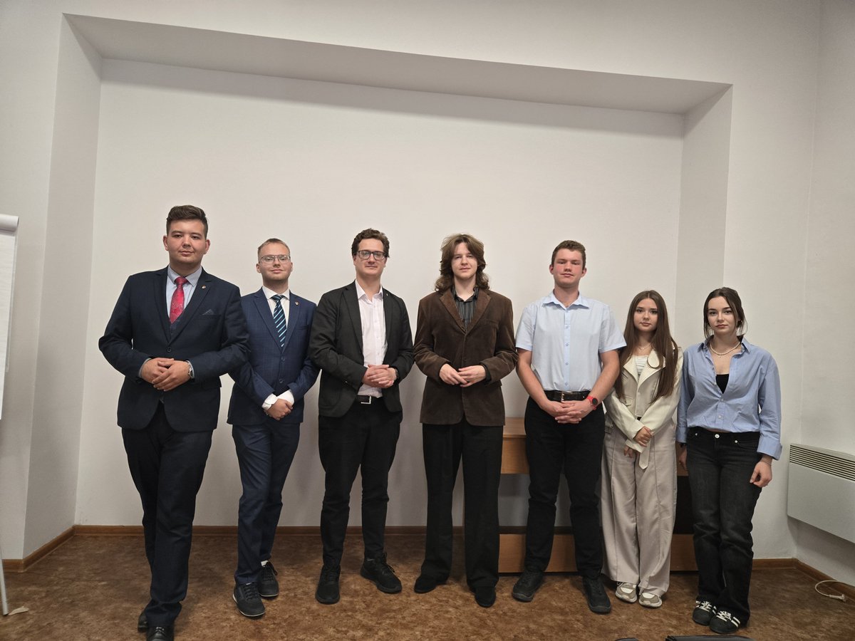 JakubMiodonski's tweet photo. Dzisiaj @__ZMW__ w Małopolsce odbyło rozmowy z Młodzieżową Radą Miasta w Nowym Sączu. Dziękujemy Przewodniczącemu Danielowi Cempie wraz z Radnymi za spotkanie. Niedługo będzie można zobaczyć owoce naszych rozmów 🤝 https://t.co/Z1Q7iBWwaq
