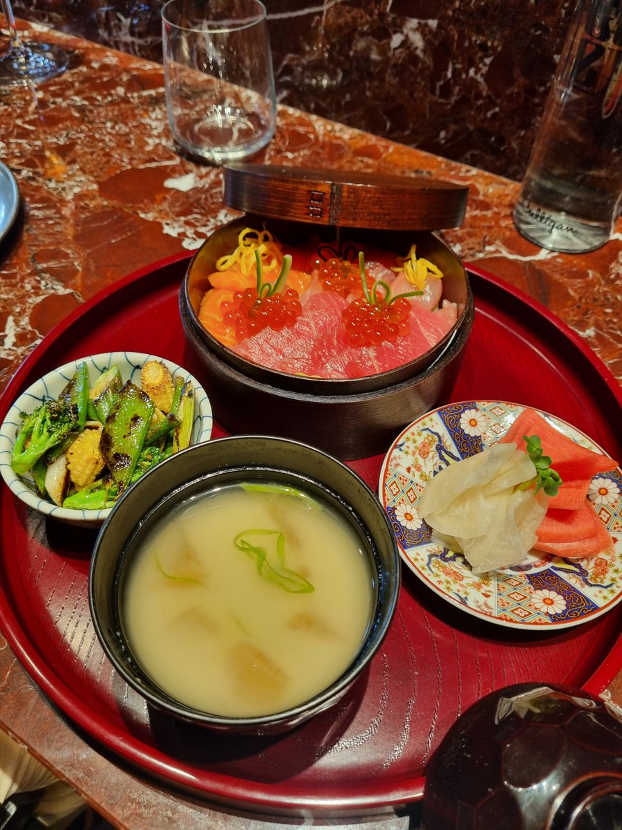 lorden68's tweet photo. Chirasi de pescado, encurtidos, verduritas al Wok y sopa de miso. El menú diario de #Goen Izakaya (28 €) https://t.co/3IsxJedtOj