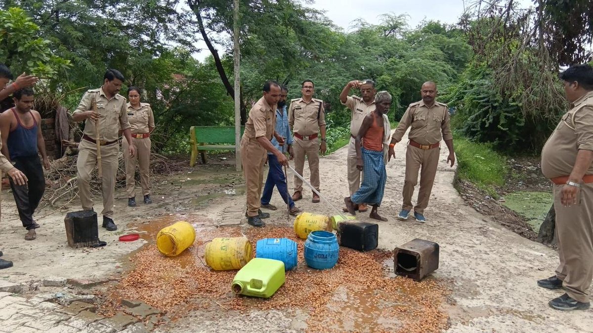 bstvlive's tweet photo. प्रतापगढ़ : आबकारी, पुलिस टीम ने 3 गांव में मारा छापा
➡छापेमारी में अवैध शराब व लहन हुआ बरामद
➡40 L अवैध शराब,400KG महुआ लहन जब्त
➡आबकारी अधिनियम के तहत 3 लोगों पर केस दर्ज
➡थाना बाघराय इलाके में पुलिस-प्रशासन की कार्रवाई
#Pratapgarh #ExciseAction #UttarPradesh @pratapgarhpol
