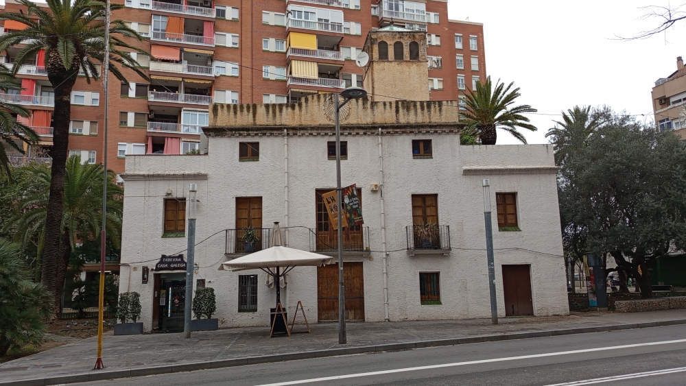 ireneuc's tweet photo. Sabies que a la frontera hospitalenca hi ha una masia que ho ha vist pràcticament TOT?  
Una casa senyorial del XIX que ha sobreviscut a indústria, expropiacions i canvis urbans. (Fil👇) https://t.co/9asGsgfW44