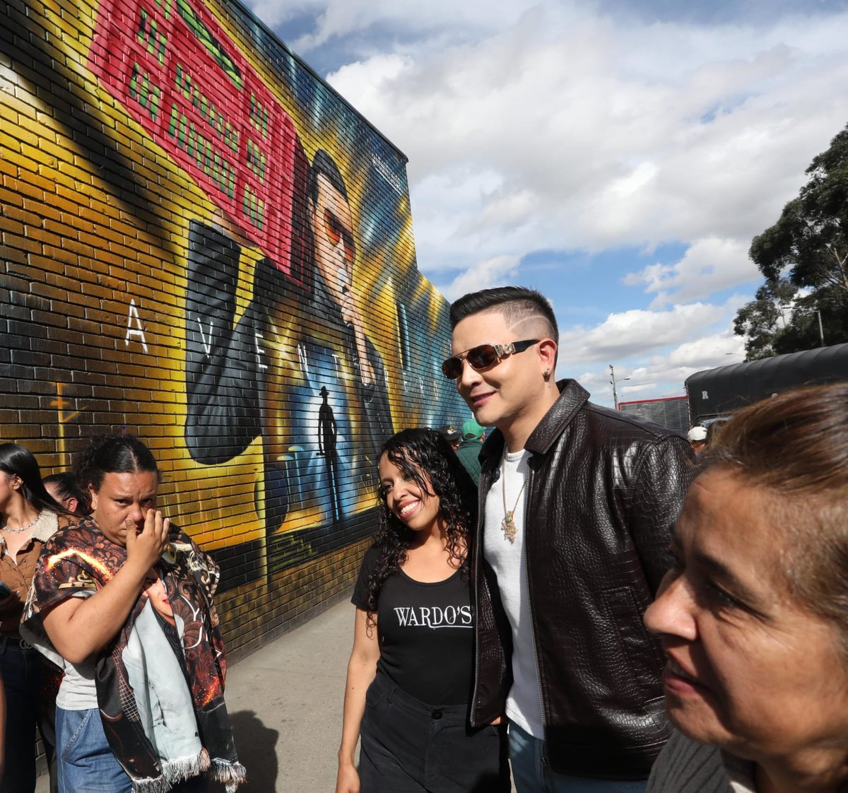 ELTIEMPO's tweet photo. 🔴 En Corabastos fue inaugurado un nuevo mural en honor a Yeison Jiménez, como reconocimiento de comerciantes de la central mayorista al artista y a su trayectoria. La obra fue presentada en el marco del mes de aniversario de Corabastos y del cumpleaños del cantante, resaltando sus raíces y el vínculo que mantiene con este emblemático lugar de la ciudad.

El homenaje recuerda los inicios del intérprete de música popular, quien en su juventud trabajó en Corabastos cargando bultos y vendiendo aguacates antes de convertirse en una de las figuras más destacadas del género. El evento contó con la participación de varios artistas invitados, entre ellos los cantantes Alan Ramírez y Francy, quienes se sumaron a la celebración.

Foto : @Miltondiazfoto / El Tiempo