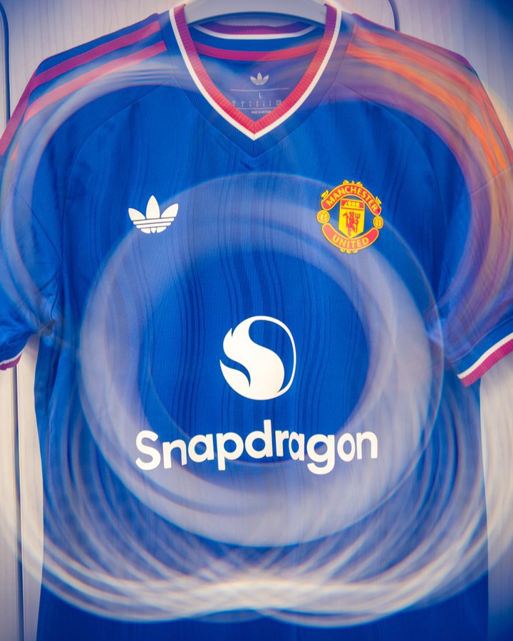 ManUtd_Es's tweet photo. La azul del United 🤝 🔵 https://t.co/ctAfBuB3jz