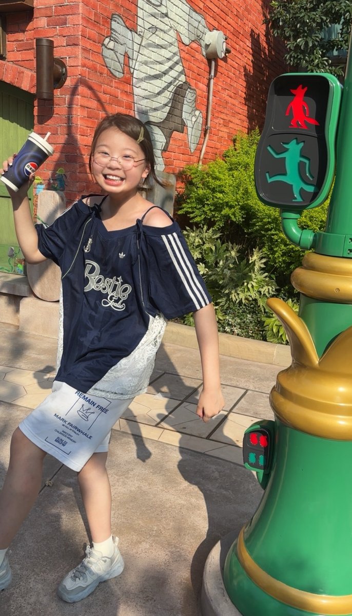 Coconjdi's tweet photo. 去迪士尼玩了哈哈 https://t.co/hzLz6JrpFt