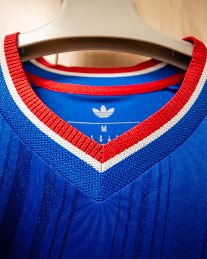 ManUtd_Es's tweet photo. La azul del United 🤝 🔵 https://t.co/ctAfBuB3jz