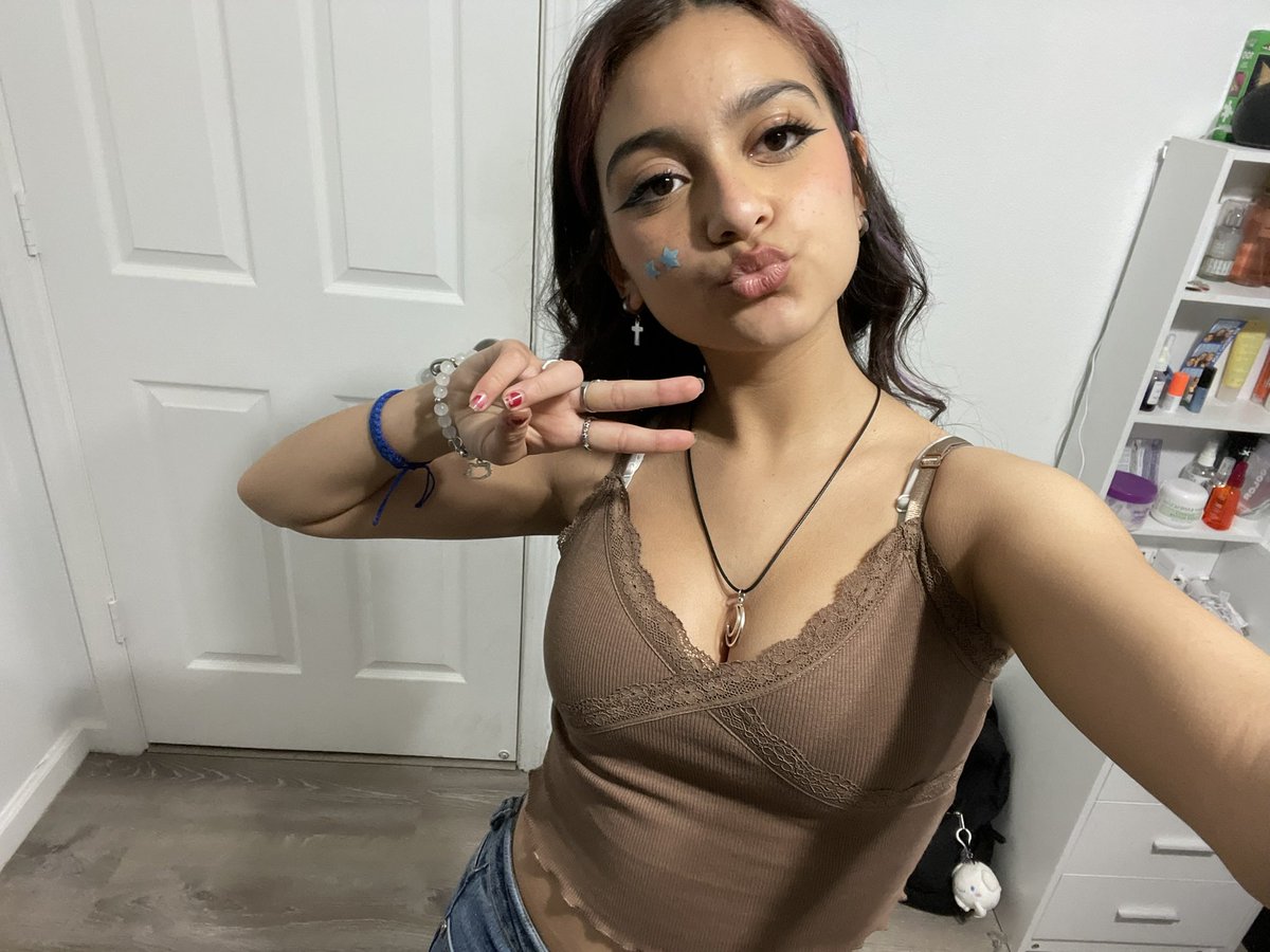 Biblowmyshi's tweet photo. Mexican irl bop sent me a pic of her crying like I won’t goon to it https://t.co/bccz7pi7Hi