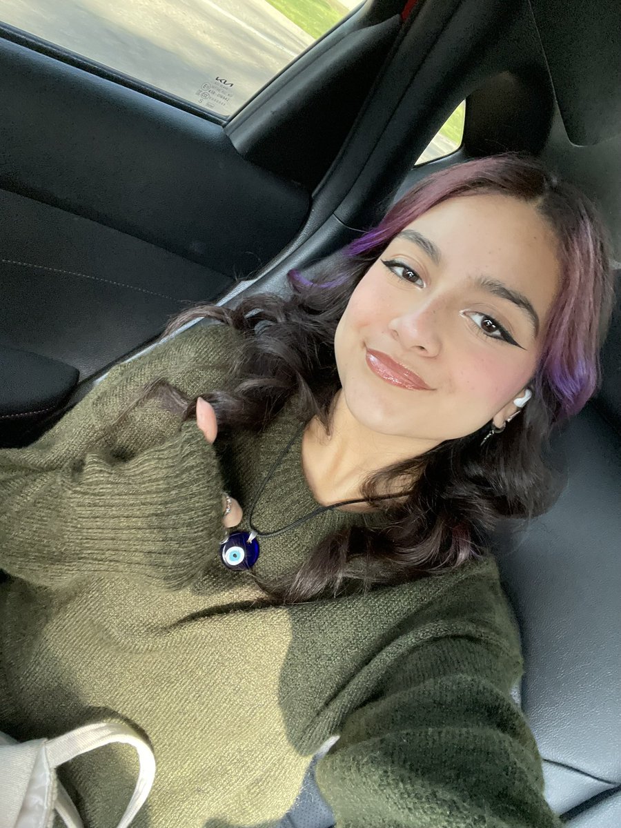 Biblowmyshi's tweet photo. Mexican irl bop sent me a pic of her crying like I won’t goon to it https://t.co/bccz7pi7Hi