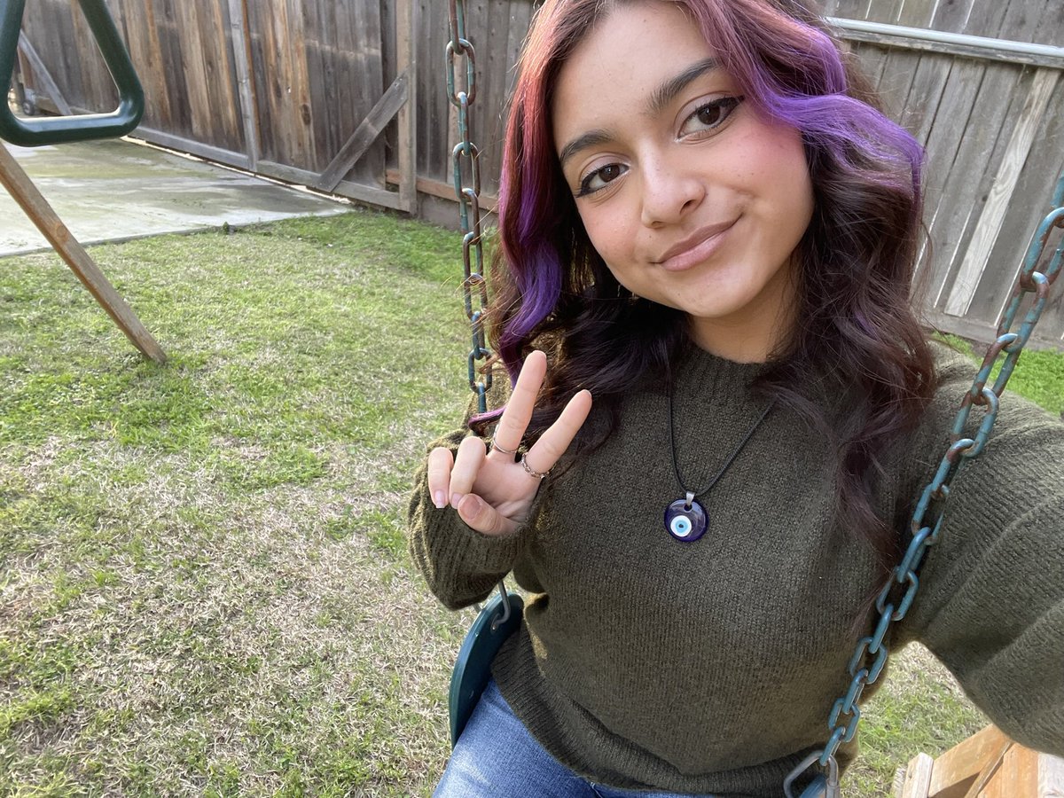Biblowmyshi's tweet photo. Mexican irl bop sent me a pic of her crying like I won’t goon to it https://t.co/bccz7pi7Hi