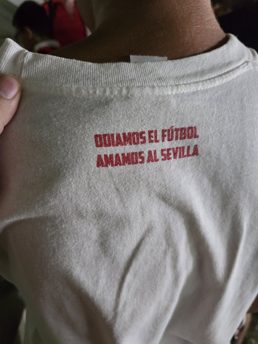 Alejandro__Glez's tweet photo. El niño que llevaba esta camiseta anoche en Córdoba me representa: https://t.co/nBM0H9FJJt