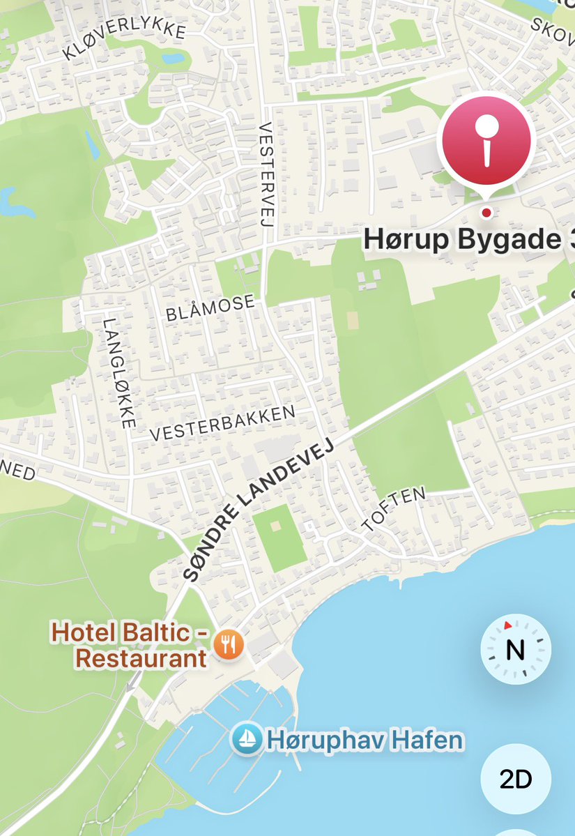 KielerFinanzen's tweet photo. Dänemark. Meine Frau sofort schockverliebt …

200 qm Wohnfläche, 1200 qm Grundstück, viel alter Baumbestand, mitten in der Kleinstadt Höruphafen an der Flensburger Förde. 8 Autominuten bis Sonderburg-Zentrum, 30 Autominuten bis Flensburg. 900 m zu Fuß bis zum Yachthafen.

VB 120.000 € (+ Kauf-Nebenkosten übrigens in Dänemark nur ungefähr 1,5 %)

Und jetzt muss ich es ihr ausreden, weil zu renovierungsbedürftig …