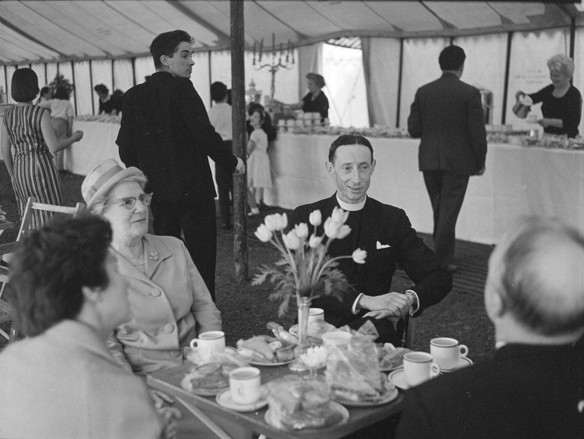 JesuitArchives's tweet photo. These photos capture a beautifully arranged garden party, where Jesuits gathered with family and friends to enjoy tea and good company.

Did you attend a garden party at Heythrop? We'd love to hear your memories in the comments. 🍰☕🌿

#EYA #JesuitHistory #FlashbackFriday https://t.co/sGuM2AOLy3