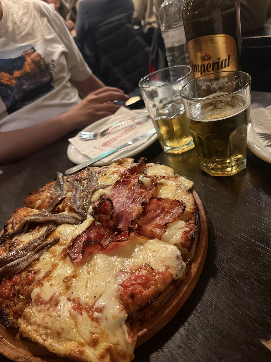 Nicolasuvx's tweet photo. @Arrr167 @rorouo Jajajajajaj que mexicano resentido, la pizza Argentina es la mejor del mundo y lo digo siendo Colombiano y conociendo  Italia, nunca comí algo igual es increíble la fugazzeta como algo tan simple están delicioso. https://t.co/fLzgPTKKYs