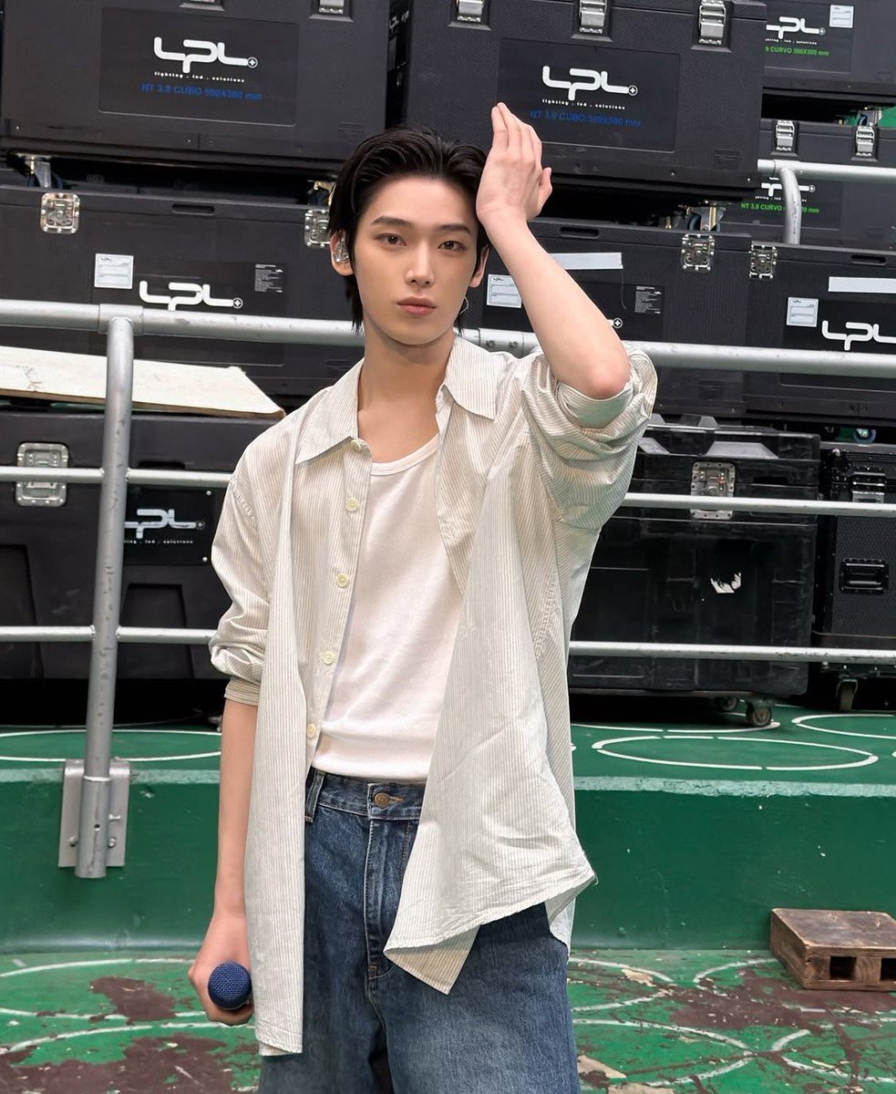 _WhiteDimension's tweet photo. หล่อไปหมดทุกอย่างไม่รู้จะหวีดอะไรก่อนดี หน้า ชุด ทรงผม หุ่น ไหล่ ร่าง ท่าโพส อินเนอร์ หล่อไปหมดเลยครับ สมแล้วที่เป็นพ่อผม https://t.co/oHd9yyaYAS