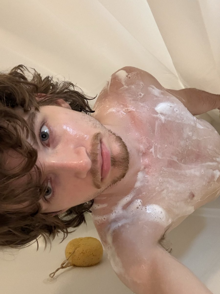 loudporte's tweet photo. smelling like coconut https://t.co/eELaEhidDm