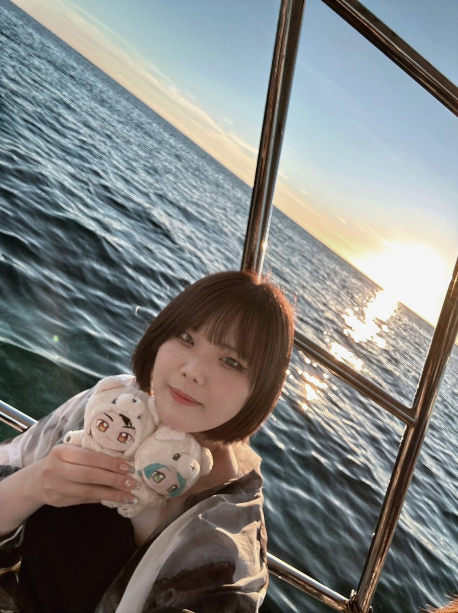 cagrisarpoglu96's tweet photo. とある溺愛幼馴染とNo.1ホスト、新しいトークから始めて幼馴染にはそのまま生理痛でお腹痛い、ホストにはナレーターで結婚したって書いた後に生理痛でお腹痛いって言ってみたら、ホストの方お腹痛めてんのに他の男と連絡取って適当に扱われて腹立ったし
もういい！って家出して崖に立って https://t.co/QHy1J3auho
