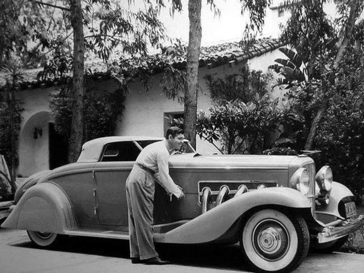 ESkyclouds's tweet photo. Clαrk Gαble αnd hıs Duesenberg Model JN Convertıble Coupe -1935-.
thanks to https://t.co/Y0XfTQiluU
#ActorRamesh #ClarkGable #legende #car #Duesenberg https://t.co/a2MR77r2Df