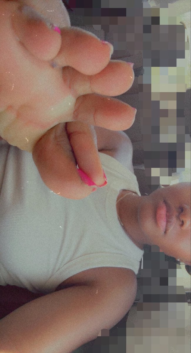 finprincessss's tweet photo. obsessed w my feet yet ? https://t.co/XLdFvrOYip