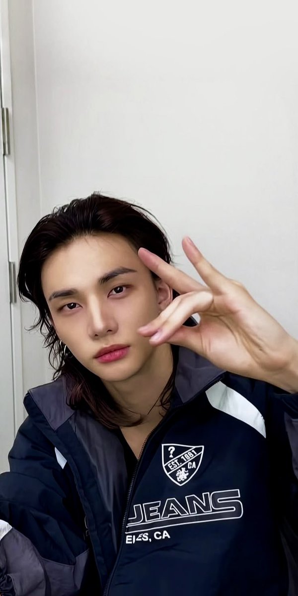 miniverzy's tweet photo. right now, i feel like dying and i’m lying, on the tilings when you walk in the room. 🦢

#SSD #StaySelcaDay #Stay #Hyunjin #현진 #StrayKids @Stray_Kids https://t.co/ccTdtLUp01