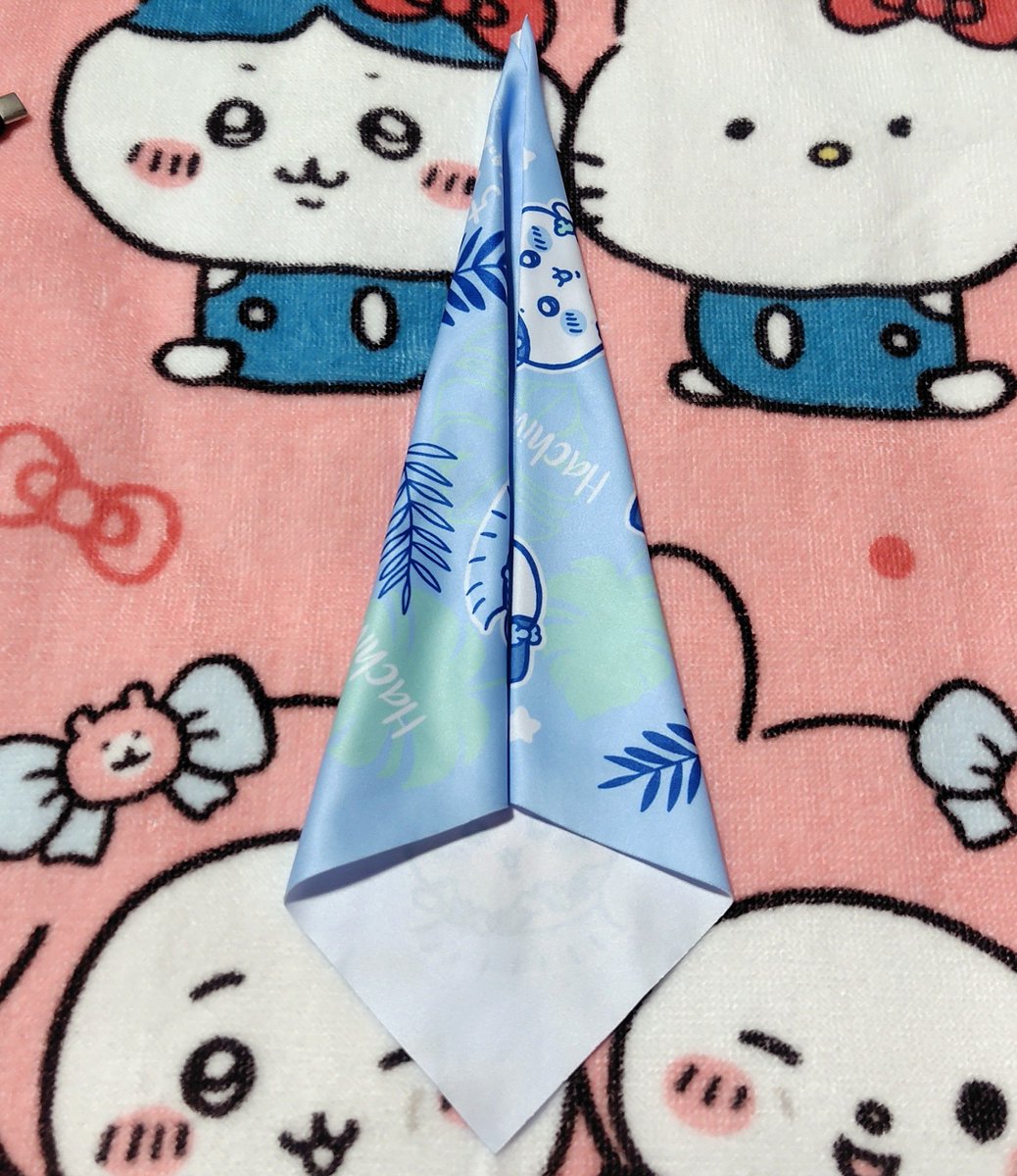 maria__kmt's tweet photo. @makaron201ay こんばんは、リプありがとうございます🥰

クリーナーを裏返してひし形に置いて(キャラがちゃんと見える向きを下に)真ん中に向かって2回折るだけです！

上は好きなところで折ってめじるしのリングを通せば本体完成です😊✨

上の折ったところが輪になってるのでそこにカラビナやキーチェーン通せば🙆🏻‍♀️ https://t.co/wE4mQNoWf0
