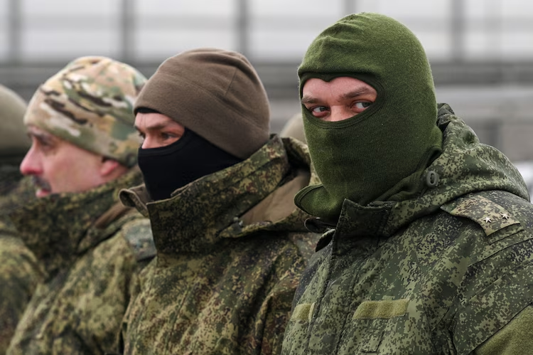 cyprien_ronze's tweet photo. 🇷🇺 L'armée russe est une véritable mafia qui exploite et broie ses propres soldats : jusqu'à quand ce modèle tiendra-t-il ?

Près de 12 000 messages de plaintes adressés à la "Commissaire pour les Droits de l’homme" de la Russie (lol) ont fuité et révélé l'ampleur de l'arnaque, des sévices, de la cruauté, des mensonges du système militaire russe vis-à-vis de ses propres soldats.

Les soldats sont "annulés" - c'est-à-dire tués par leurs chefs - pour un oui ou pour un non.
Quand ils sont blessés, ils sont malgré tout envoyés comme chair à canon, sauf s'ils payent à leurs supérieurs des sommes astronomiques pour être réaffectés sur un poste moins exposé.
Les officiers forment une mafia : ils volent les cartes bancaires de leurs soldats envoyés à la mort, s'approprient leurs soldes et primes, laissant les familles sans nouvelles, sans dépouille et sans argent.

Les soldats se sentent trahis par le pouvoir.
On savait qu'ils étaient envoyés à une mort certaine.
On savait qu'ils étaient torturés, jetés au trou, malmenés par leurs chefs.
Mais qu'un vaste système de détournement de fonds prospère sur leur mort et que les éliminations soient tellement systématiques qu'elles soient désignées par le terme "annulation", c'est inédit dans une armée moderne.
Même l'URSS ne traitait pas ainsi ses soldats.

Le contrat social de Poutine ne tient plus : on ne sait combien de temps son régime tiendra sur cette immense rancoeur des troupes et des familles.

Article du @Le_Figaro : https://t.co/o4QP5zzIMW