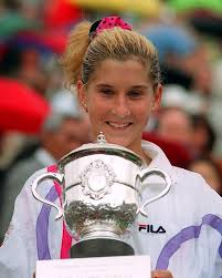 Racket_Report's tweet photo. 1/5 — The teenage phenomenon
Monica Seles wasn’t just a teenage star.

She was terrifying.

At 16, she won Roland Garros.
By 19, she already had 8 Grand Slam titles. 🤯
Federer, Nadal, Serena, Djokovic… none had 8 majors as teenagers.

And then everything changed https://t.co/Q90TwcVN9k