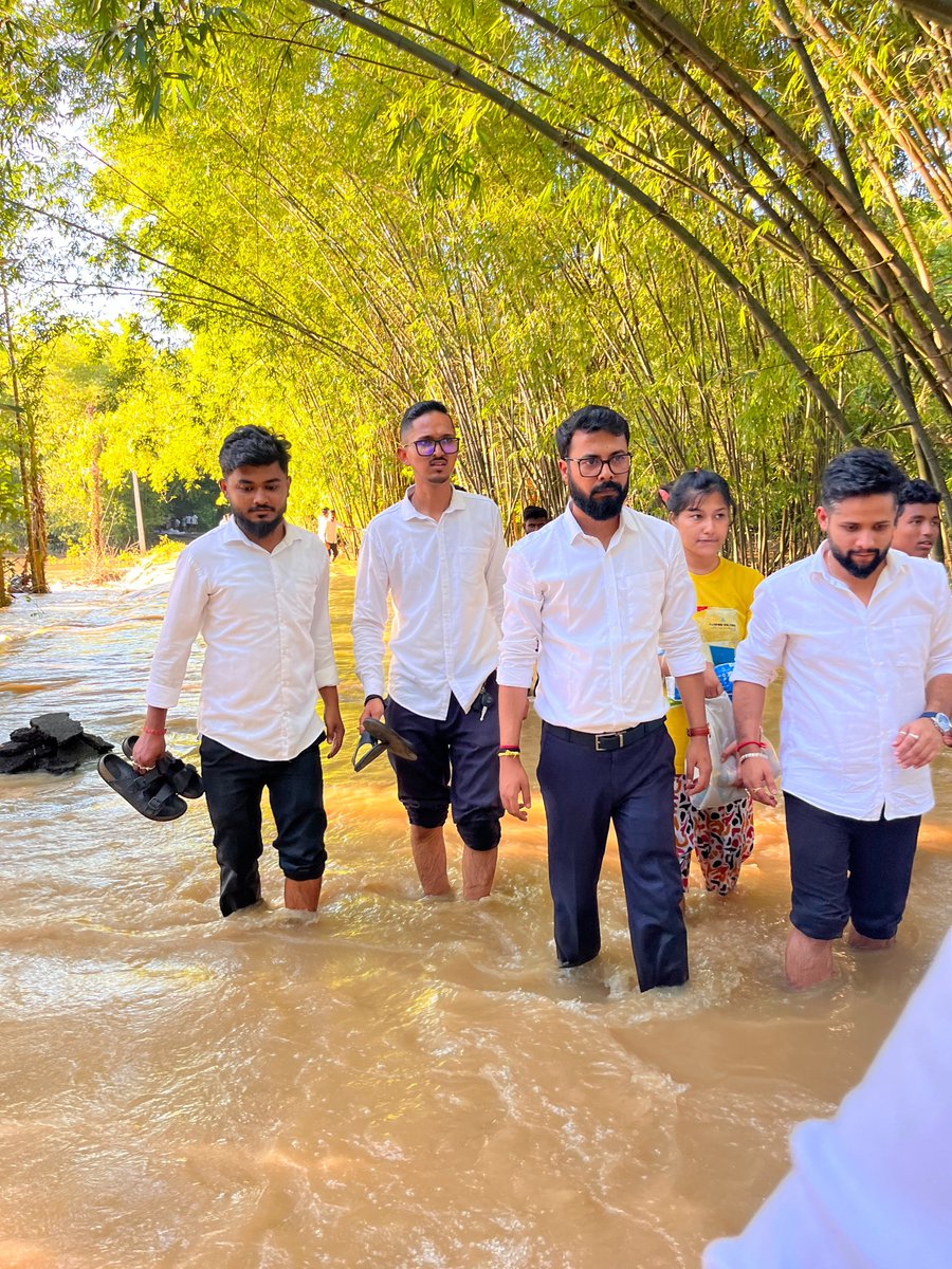 Utpal_Assam's tweet photo. বানৰ বিভীষিকাৰ ভয়াবহ ছবিখন নিজ চকুৰে প্ৰত‍্যক্ষ কৰিলোঁ। এই ক্ষতি অভূতপূৰ্ব, অকল্পনীয়। চৰকাৰে শিৱসাগৰ, চৰাইদেউ, যোৰহাটৰ বাবে বিশেষ অৰ্থনৈতিক পেকেজ ঘোষণা কৰিবই লাগিব। 

বানৰ সংহাৰৰ আৰম্ভণিৰে পৰা ছাত্ৰ সন্থাৰ পৰিয়ালটোৱে সাধ‍্যানুসাৰে ৰাইজৰ কাষত থিয় দি আহিছোঁ। আজি যোৰহাট জিলাৰ বান বিধ্বস্ত টিয়ক অঞ্চলৰ ৰবি বৰুৱা গাঁও, ৰবি গৰীয়া পথাৰ গাঁও, ৰবি গাঁও, ৰবি বৰুৱা চাংমাই গাঁও আদিত বানাক্ৰান্ত ৰাইজক আমাৰ সীমিত সামৰ্থৰে কিছু সাহায‍্য আগবঢ়াওঁ। 

অঞ্চলটোৰ ভিতৰ ভাগলৈ পানীয়ে ৰাস্তা এইদৰে খহাইছে যে নাওঁ লৈ যাবলৈয়ো উপায় নাই আৰু পানীৰ সোঁতৰ বাবে খোজ কাঢ়ি সামগ্ৰী কঢ়িয়াবলৈয়ো কষ্টকৰ। ট্ৰেক্টৰৰ জৰিয়তে যথাসাধ‍্য খোৱাপানী, খাদ‍্য সামগ্ৰী আৰু আন প্ৰয়োজনীয় বস্তু কঢ়িয়াই লৈ যাওঁ। 

একেটা অঞ্চলতে ৰাইজক সাহস আৰু সকাহ দিবলৈ আহি উপস্থিত হোৱা শ্ৰীশ্ৰীআউনীআটি সত্ৰৰ সন্মানীয়  সত্ৰাধিকাৰ ড• পিতাম্বৰ দেৱ গোস্বামী প্ৰভুকো লগ পাই আশীৰ্বাদ গ্ৰহণ কৰোঁ।

ছাত্ৰ সন্থাই সামৰ্থ অনুযায়ী বন‍্যাৰ্ত ৰাইজলৈ সেৱা অব‍্যাহত ৰাখিব।