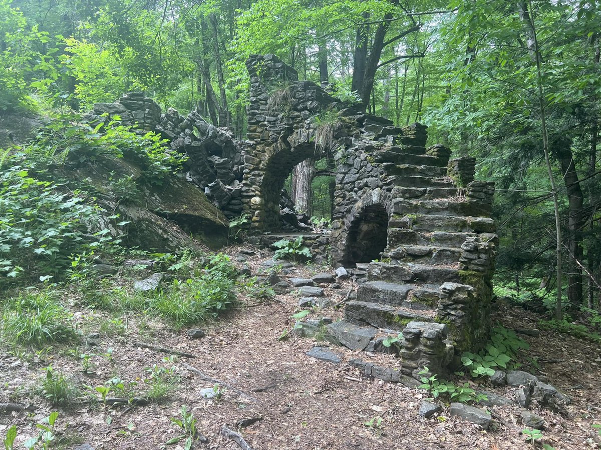 AHomelyHouse's tweet photo. Good morning! These are some beautiful castle ruins in the forest in Chesterfield, New Hampshire, near the Ann Stokes hiking trail loop. https://t.co/NOv0mxPYMb