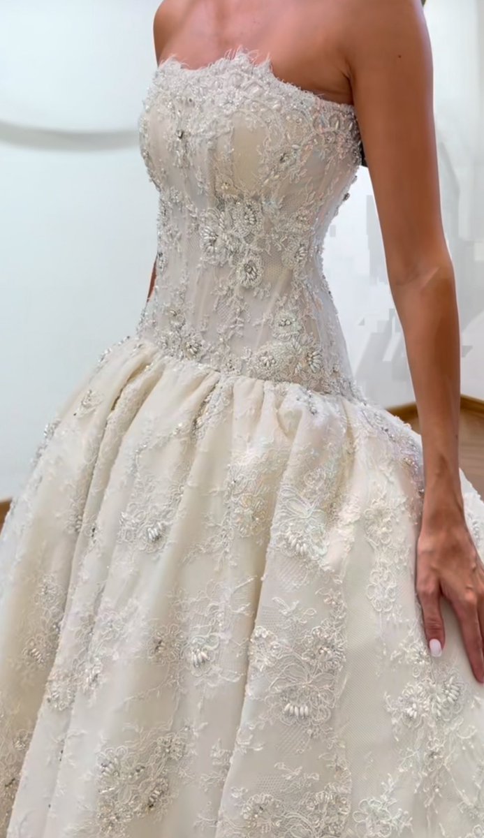 MUSEbyMus3's tweet photo. عروسة الين صباغ 🪽👰🏼‍♀️،
خياللللل وال drop waist!!! ذكيه https://t.co/xqZn8gr6Ms